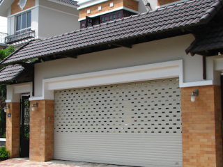 Thi Công Cổng Với Chất Liệu Cửa Cuốn 