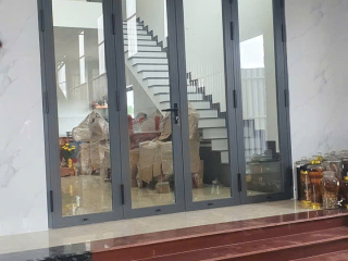 Thi Công Cửa Chính Với Chất Liệu Nhôm XingFa